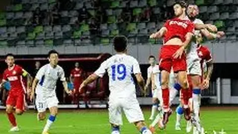 易烊千玺演唱会现场自曝高烧，刮痧后泡澡引发健康疑虑